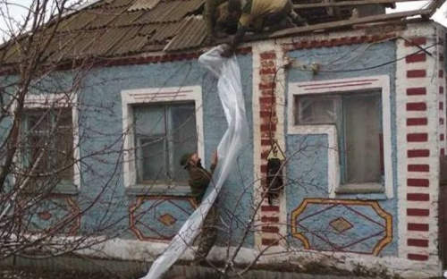 В поселке  Донетчины, пострадавшем от обстрела, восстанавливается жизнь (ФОТО)