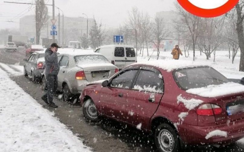 Всплеск аварий в Мариуполе: на заснеженных дорогах столкнулись автомобили