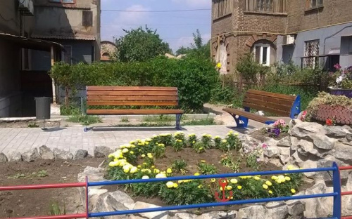 В Мариуполе жители ОСМД 24 квартала сделали трехуровневую клумбу за неделю и почти без затрат (ФОТОФАКТ)