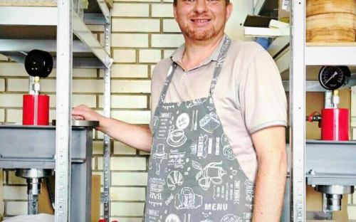 Хотел замариновать шашлык, не было масла грецкого ореха: мариуполец открыл собственную маслобойню