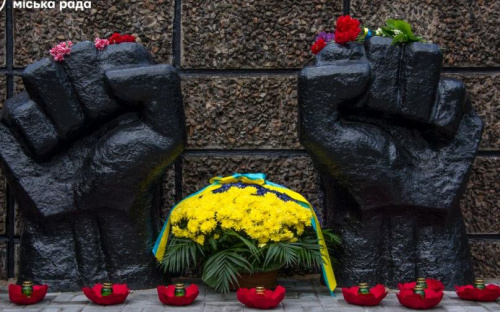 Во всех районах Мариуполя почтили память героев Второй мировой воины (ФОТО)