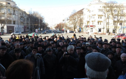 Более 600 экс-правоохранителей устроили митинг в центре Мариуполя (ФОТО+ВИДЕО)