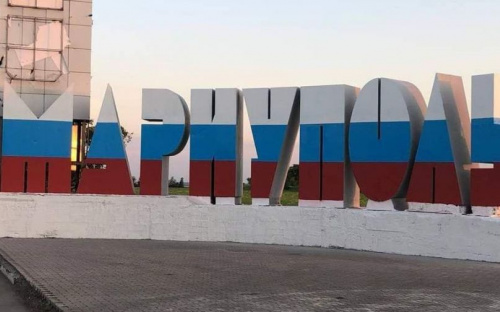 Оккупанты перекрасили стелу на въезде в Мариуполь и повесили портреты террористов