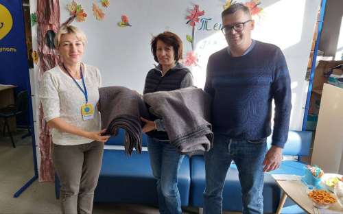 Переселенці з Маріуполя зібрали для ЗСУ понад 600 кілограмів теплої підтримки