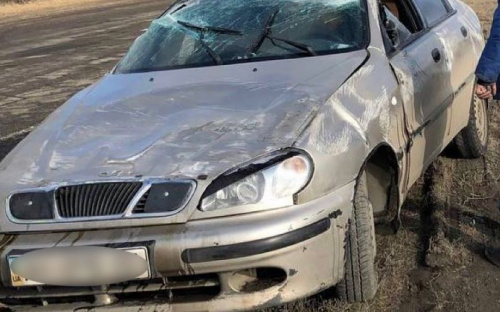 На трассе под Мариуполем перевернулся автомобиль, а на улице Набережной столкнулись легковушки