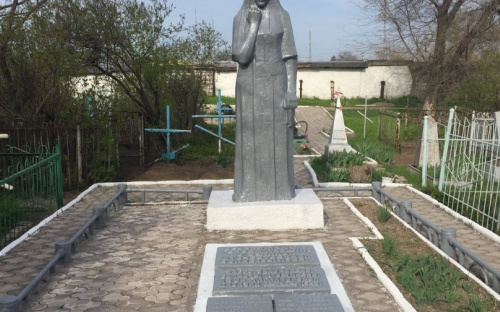 С братской могилы в Мариуполе оперативно стерли следы вандалов (ФОТО)