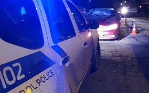 В Мариуполе пьяный пешеход запрыгнул на едущий автомобиль