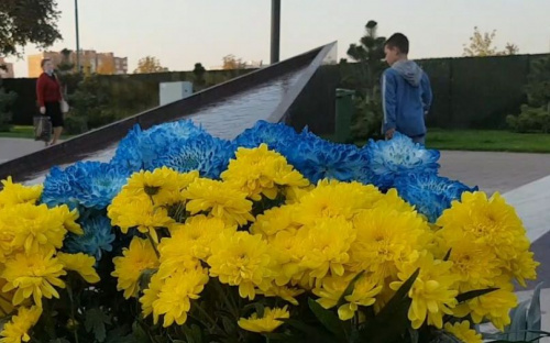 Вода омыла бронзовые листья на тризубе в центре Мариуполя