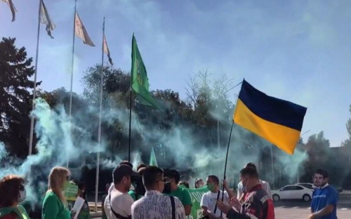 Требования и сожжённые фаеры: в Мариуполе провели экомитинг
