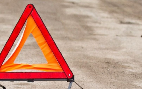 На парковке в Мариуполе автомобиль наехал на трехлетнюю девочку