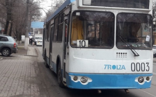 В Мариуполе «пободались» грузовик и троллейбус (ФОТО)