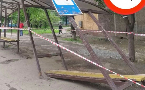 В Мариуполе пассажирский автобус врезался в остановку