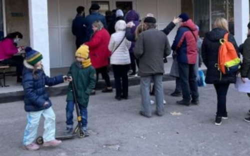 Сотни мариупольцев вакцинировались в школе рядом с домом