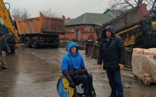 В Мариуполе подтапливало дома. Причина – забитая шлаком и мусором труба