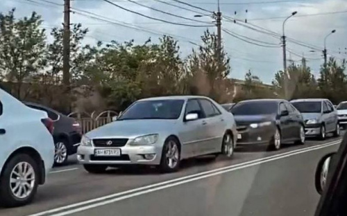 На Набережной в Мариуполе образовалась километровая пробка
