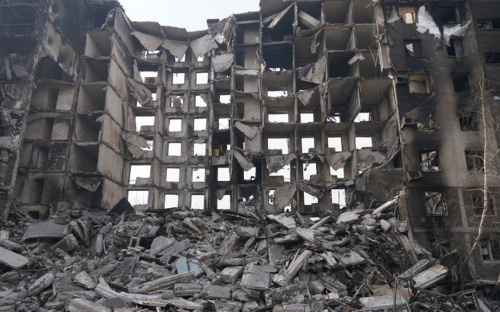 Могили посеред Маріуполя: росіяни знайшли нові поховання загиблих під час боїв у 2022 році