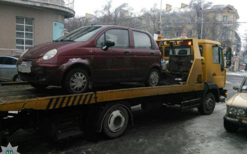 Мариупольцы расстались со своими автомобилями из-за неправильной парковки (ФОТО)