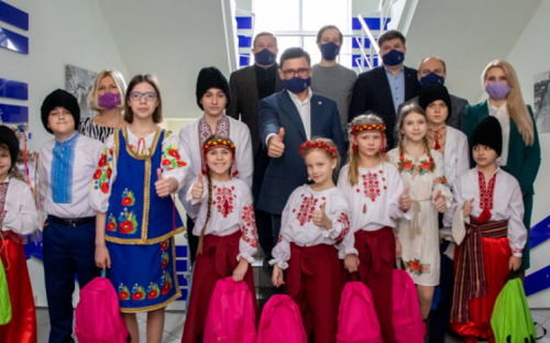 Посевальщики спели щедривки под аккордеон в мариупольской мэрии