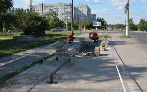 Остановки вдоль 15-го маршрута в Мариуполе оборудуют элементами доступности