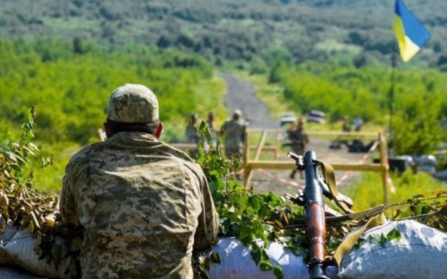 Под Мариуполем активные боевые действия, ранен один украинский боец