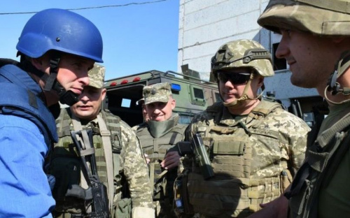 Госсекретарь по вопросам обороны Великобритании посетил передовую на Донбассе (ФОТО)