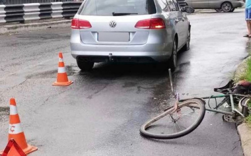В  центре Мариуполя велосипедиста сбил автомобиль