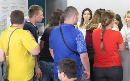 В Центре админуслуг Мариуполя отменили выдачу пропусков переселенцам (ФОТО)