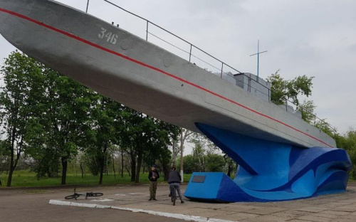 В Приморском парке вандалы покуражились над памятником освободителям Мариуполя от нацистов (ФОТОФАКТ)