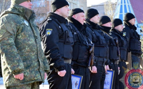 Семь полицейских получили в Мариуполе благодарности и подарки