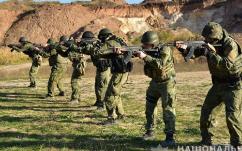 Под Мариуполем полицейские провели спецоперацию и легли под колёса БРДМ (ФОТО)