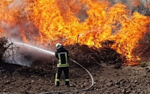 В Центральном районе Мариуполя в небо взвились шестиметровые языки пламени (ФОТО) 