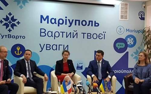 Посол Франции поможет переселенцам, обсудит бизнес и сыграет на виолончели в Мариуполе (ФОТО)