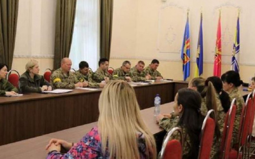 Верещук встретилась с родными пленных морпехов из 