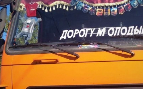 В Мариуполе грузовик с надписью «Дорогу молодым» протаранил легковушку