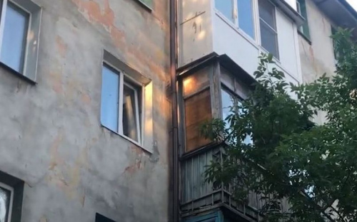В Мариуполе самоубийца спрыгнул с балкона и повис на бельевых веревках