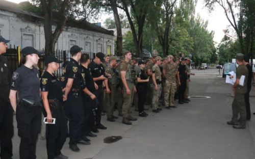 На защиту мариупольцев вышли усиленные патрули и военные (ФОТО)