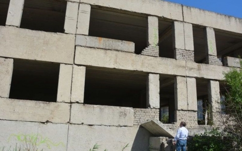 В Мариуполе закроют доступ в заброшенное здание посреди жилого района (ФОТО)