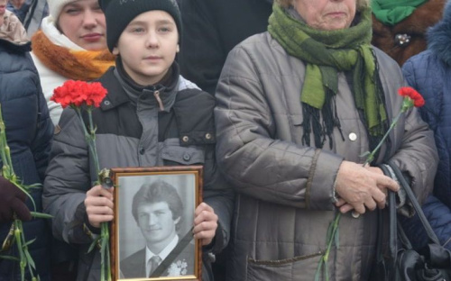 Залпы оружия, цветы и минута молчания. Мариупольцы почтили память погибших афганцев (ФОТО)