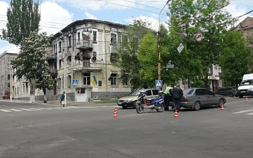 В Мариуполе пьяный рыбак помял «Тойоту» у здания полиции (ФОТО)