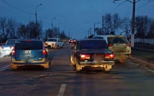 Откинуло от удара: в Мариуполе три легковушки попали в аварию