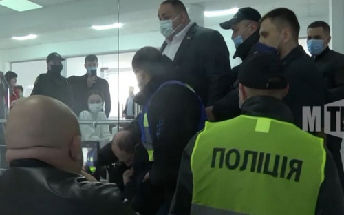Скандал во время сессии горсовета: мариупольские активисты штурмовали зал заседаний