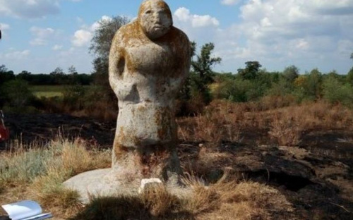 На Донетчине нашли каменную бабу, которой жертвуют деньги (ФОТО)