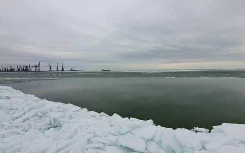 На мариупольское побережье выбросило большие глыбы льда
