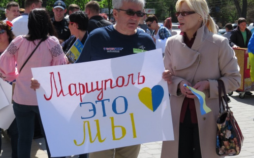 Сотни мариупольцев в вышиванках выступили за политическую стабильность в городе (ФОТО)
