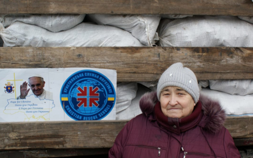Жители поселков под Мариуполем продолжают получать уголь от Папы Римского (ФОТО+ВИДЕО)