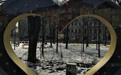 В центре Мариуполя появился новый арт-объект, который зажигается от поцелуев (ФОТОФАКТ)