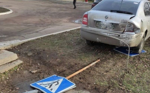 На Левобережье Мариуполя в результате ДТП автомобиль «вылетел» на тротуар