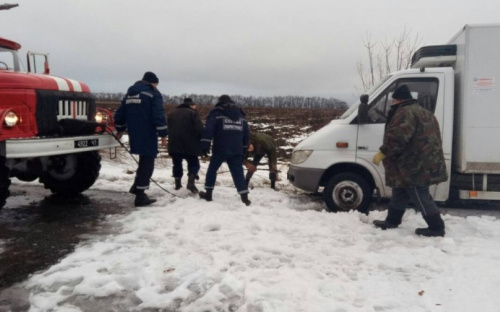 Спасатели Донетчины помогают застрявшим водителям 