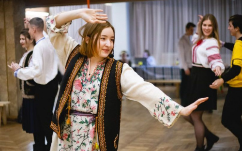 Вышиванки, танцы и калита: десятки мариупольцев собрались на «вечорницi» (ФОТО)