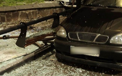 В Мариуполе «Mitsubishi» врезался в «Daewoo»: от удара автомобиль снес остановку